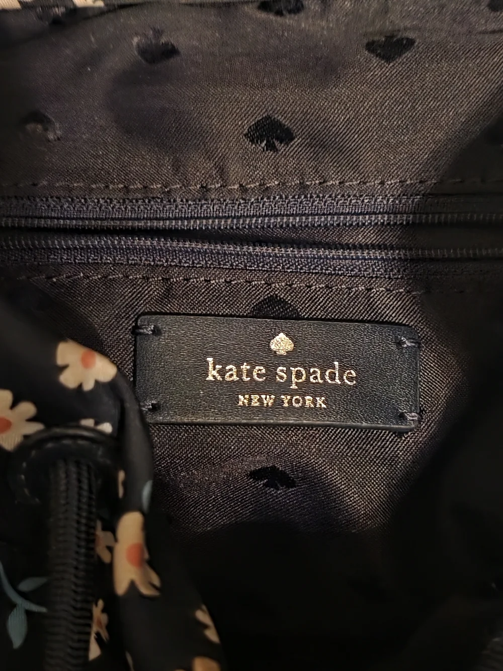 kate ♠️ spade CARLY Flap In Navy/ Daisy Pattern Backpack EUC